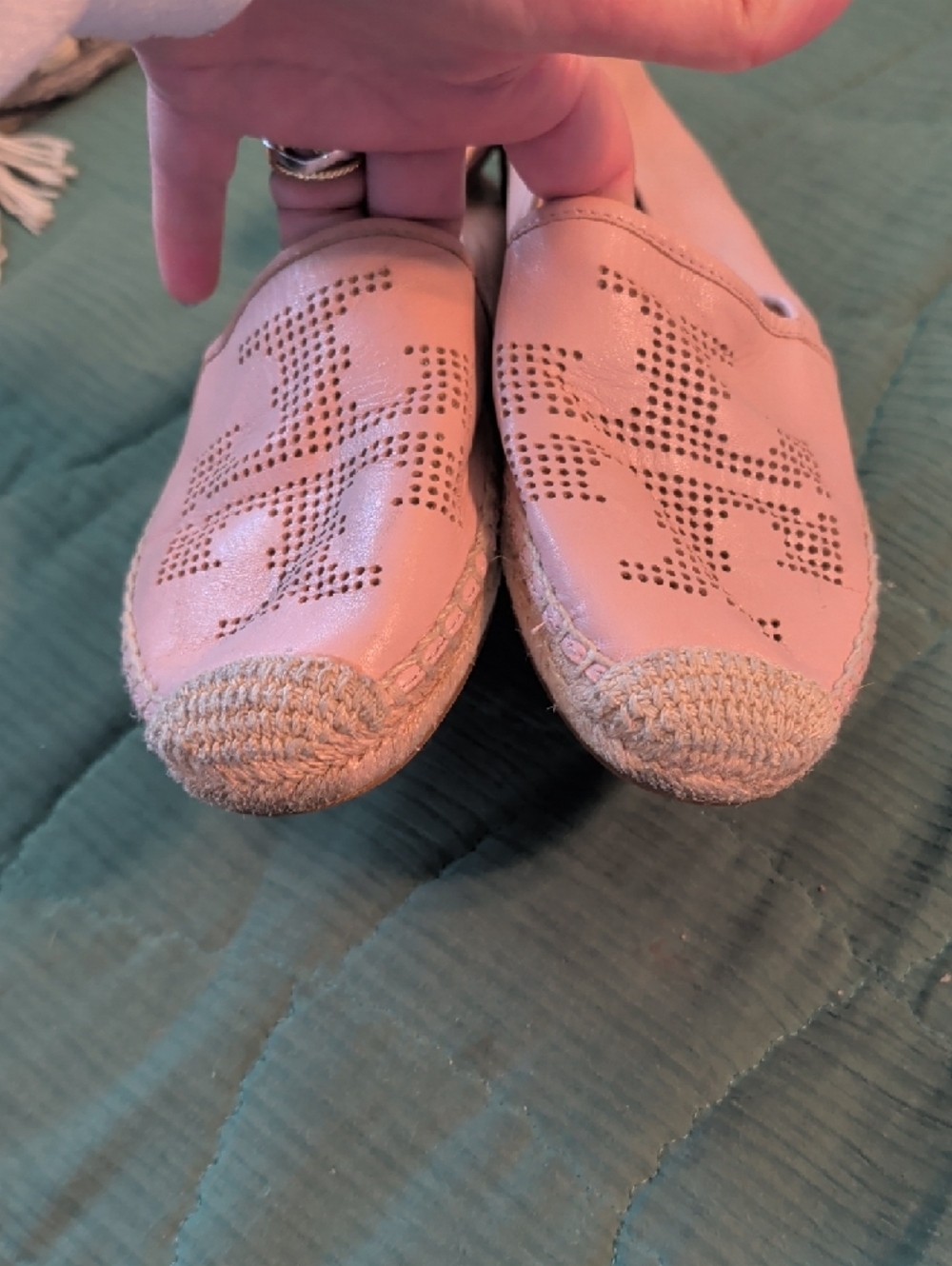 Tory Burch Women’s Pink Perforated Leather Slip-On Espadrilles Size 6 - Picture 3 of 8